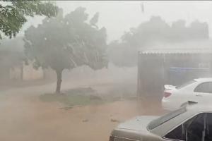 Lluvias con vientos fuertes.