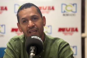 Daniel Palacios en cabina de RCN Radio de La Guajira.