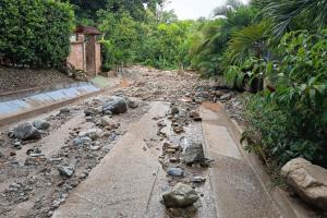 El desbordamiento del arroyo mantiene incomunicado la zona, donde los habitantes esperan atención urgente de las autoridades.