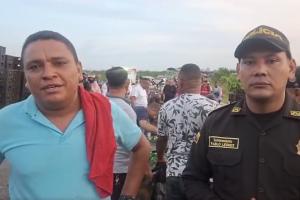 Vecinos ayudan tras el accidente del camión cervecero en Arjona, Bolívar.