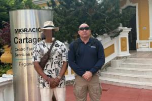 Expulsan de Cartagena a estadounidense por alteración del orden público y no pago de cuentas en restaurantes 