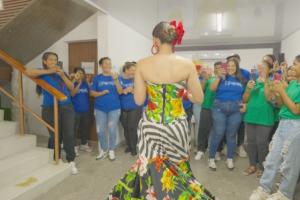 Reclusas confeccionan vestido 