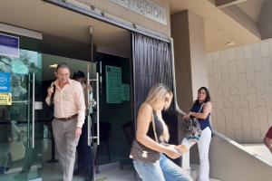 Day Vásquez y su abogado Alait Freja.