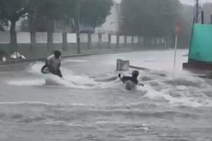 Motociclista se salva tras ser arrastrado por arroyo en Barranquilla