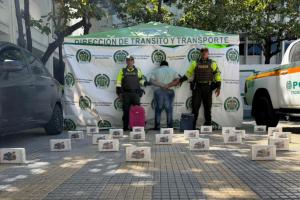 Policía incauta 26.000 dosis de cocaína en vía de acceso a Santa Marta