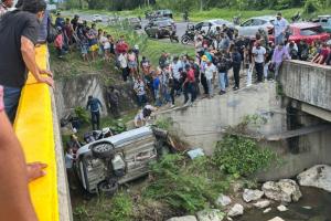 Cuatro ocupantes de un vehículo particular fallecieron tras caer desde un puente en la vía hacia el sector El Líbano; autoridades investigan las causas del siniestro vial ocurrido en zona rural del sur del Cesar.