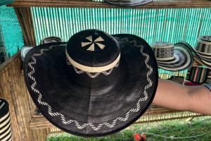 Sombrero que lleva por nombre: Omar Geles.