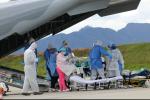En medio de estrictas medidas de seguridad, la fuerza aérea logró el traslado de  varios pacientes a la capital del país.