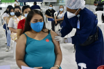 Madre gestante recibe vacuna contra el covid-19