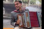 Luis Díaz tocando acordeón 