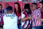 El hincha se arrodilló frente a sus dos novias y les pidió matrimonio durante el partido