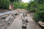 El desbordamiento del arroyo mantiene incomunicado la zona, donde los habitantes esperan atención urgente de las autoridades.