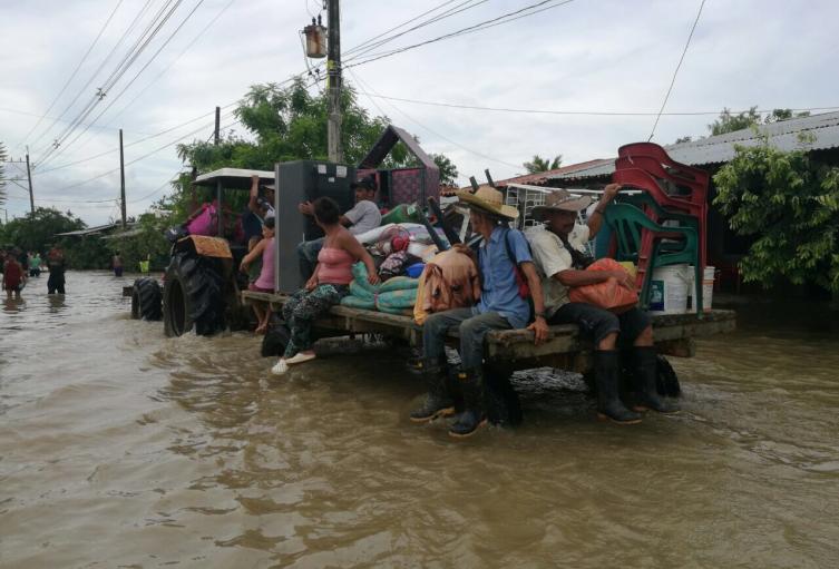 En Caucasia, Bajo Cauca antioqueño, continúa la atención de 2.500 personas afectadas por inundaciones.