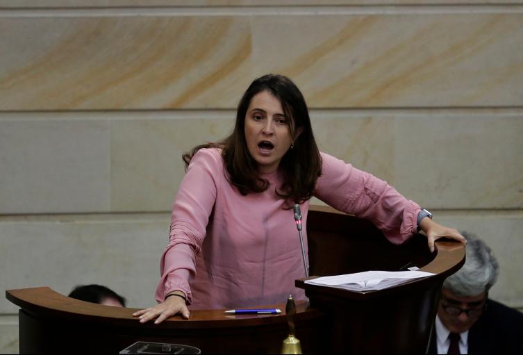 La senadora Paloma Valencia difundió una columna que contiene esa idea de cofinanciación de la educación pública.