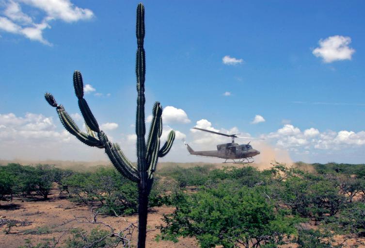 Un helicóptero sobrevolando Uribia, en La Guajira
