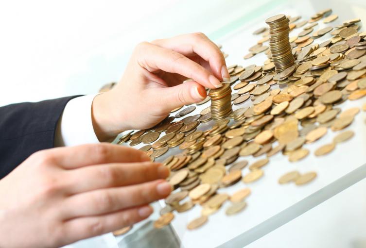 Una persona contando sus ahorros en moneda