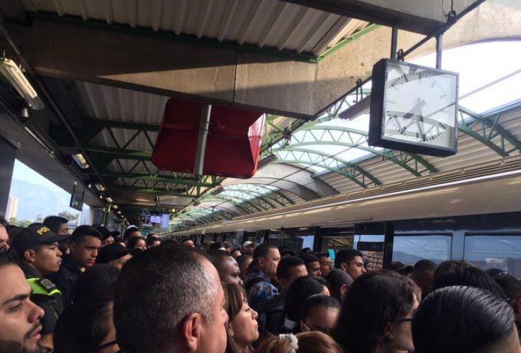Un tren del Metro de Medellín fue evacuado en la estación Hospital por fallas en las puertas
