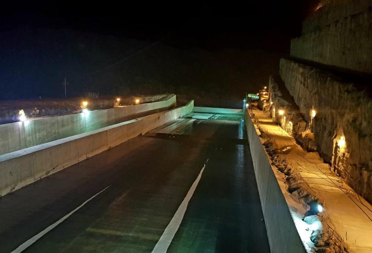 Vertedero de Hidroituango descarga agua al río Cauca.