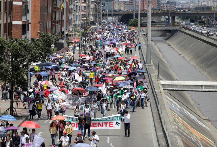 Profesores agremiados en Fecode marchando por Bogotá, el 14 de febrero de 2019