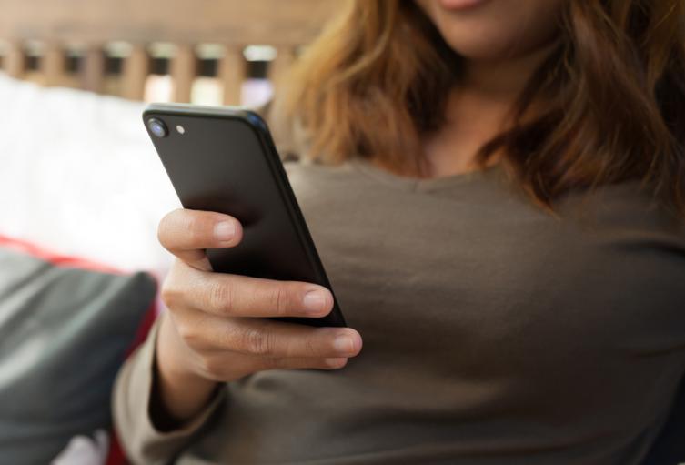 Mujer usando celular