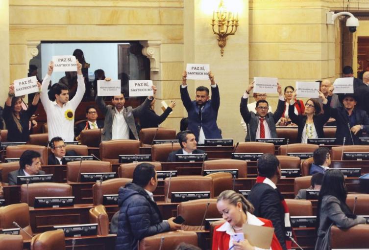 Con carteles se pronunció la Alianza Verde contra la llegada de Jesús Santrich al Congreso.