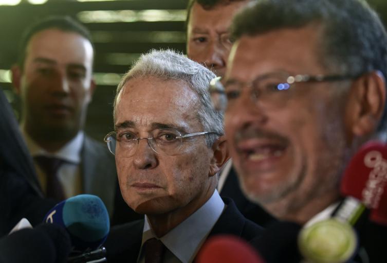 El exsenador Álvaro Uribe Vélez (c) y su abogado Jaime Granados (d).
