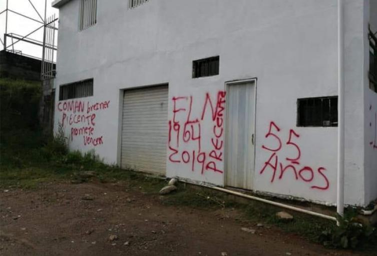 Las viviendas fueron pintadas con grafitis alusivos al ELN.