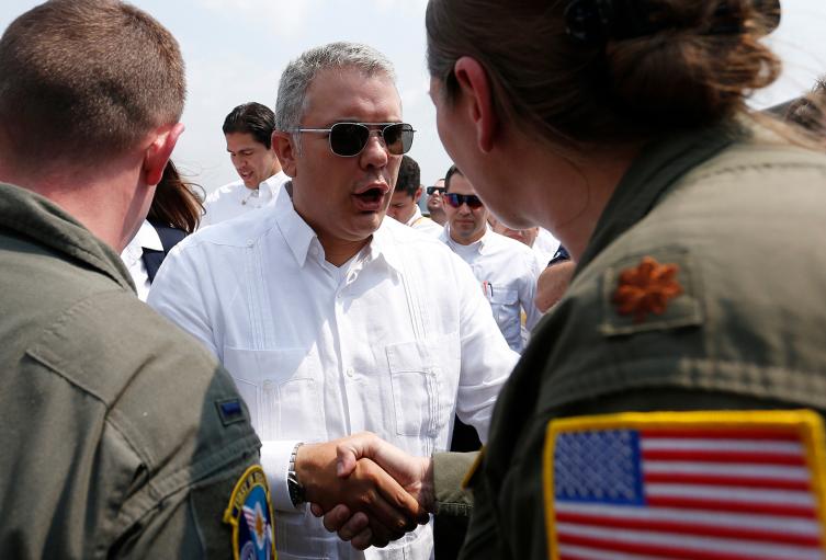 El presidente Iván Duque saludando a militares estadounidenses el 22 de febrero de 2019 en Cúcuta