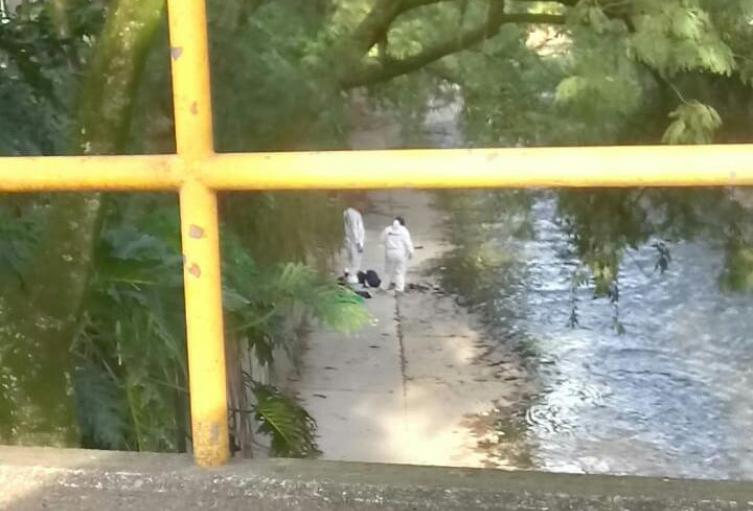 Autoridades investigan el homicidio de un hombre en la quebrada La Iguaná Este es el homicidio número 30 que se reporta en la comuna siete de Robledo, este año.