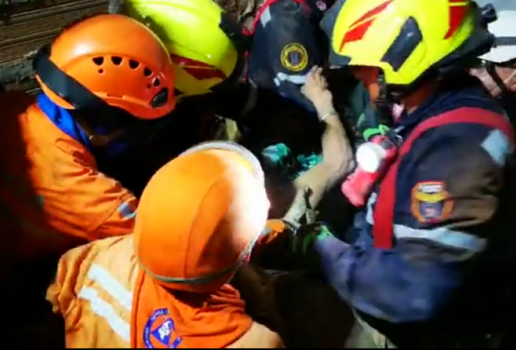 Tres personas rescatadas con vida tras colapso de una vivienda en Medellín