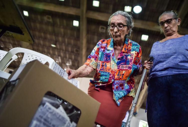 Mujeres participando en las elecciones, en Colombia.