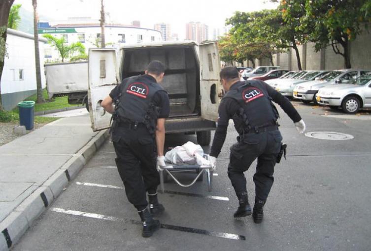 Tropezó, se clavó el cuchillo y murió un hombre en medio de una riña en Medellín