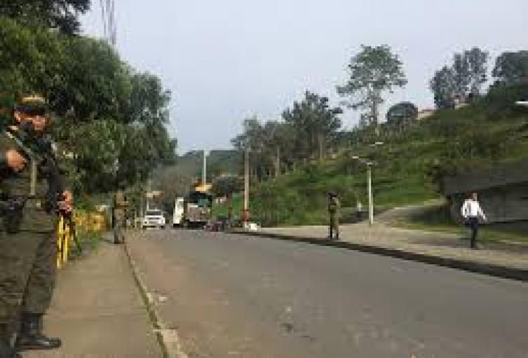 Grupos criminales lanzaron una granada a una vivienda en el corregimiento de Altavista En este sitio un menor fue aprehendido y tres personas más resultaron capturadas.
