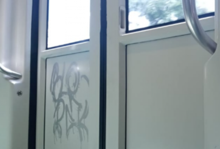 Pintaron una puerta del Metro de Medellín