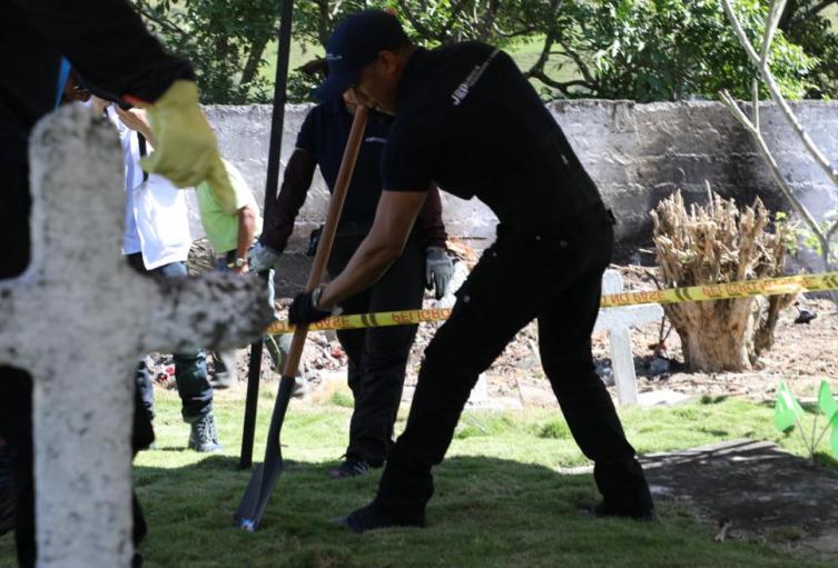 Exhumación de restos en cementerio de Dabeiba, Antioquia.