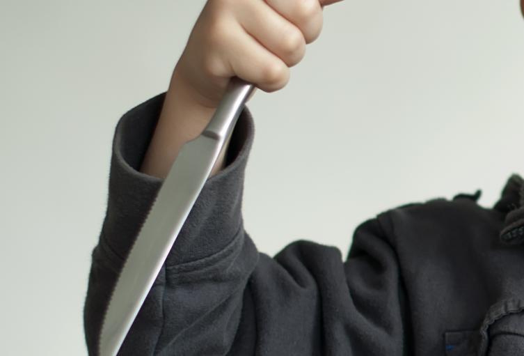Niño con cuchillo