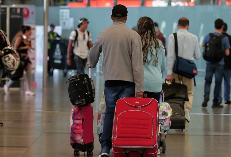 Pasajeros en aeropuerto El Dorado