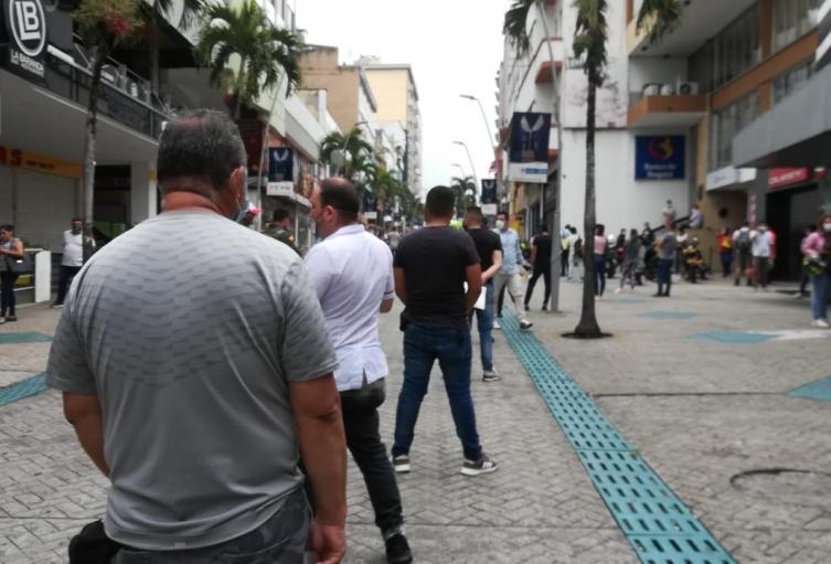 Largas filas en bancos de Ibagué