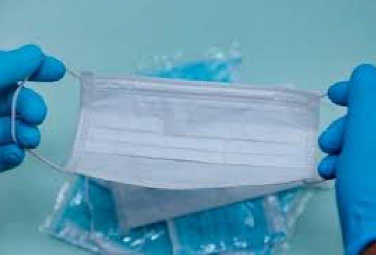 Tapabocas y guantes