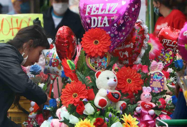 Mariachis, flores y demás: así se prepara el Día de la Madre en cuarentena.