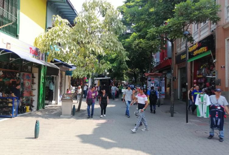 Más de 900 comercios de Medellín , que cumplen con los protocolos de bioseguridad, reabrieron sus puertas