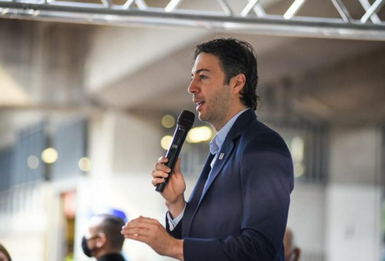 El alcalde de Medellín, Daniel Quintero, anuncia el giro de los recursos para el Metro de la 80.