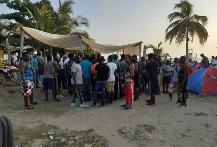 Migrantes varados en Necoclí, Urabá antioqueño.