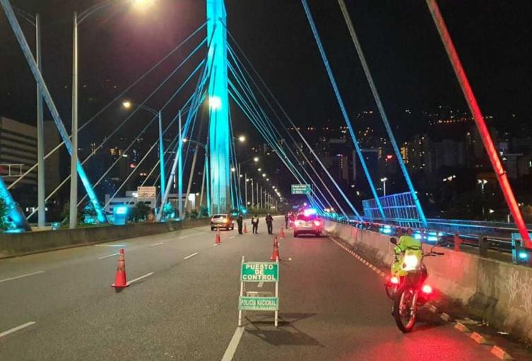 Referencia toque de queda en Medellín.