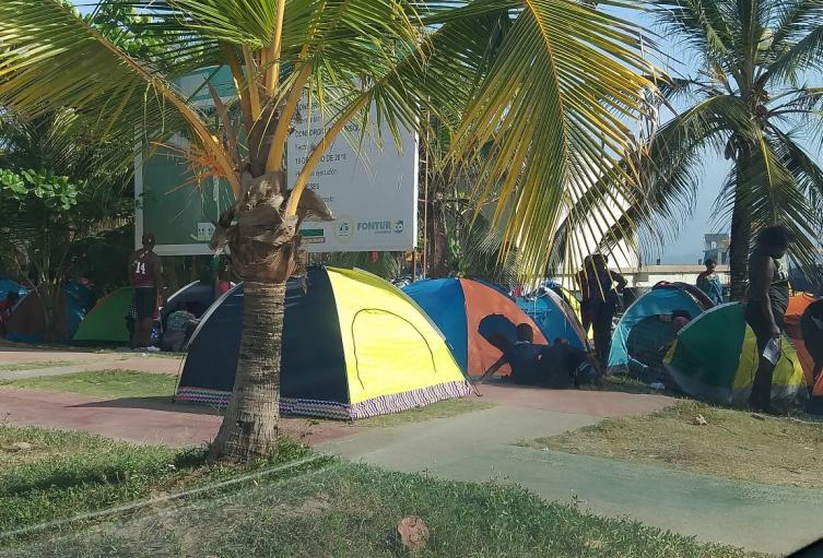 Los migrantes permanecen en carpas a orillas de las playas de Necoclí.