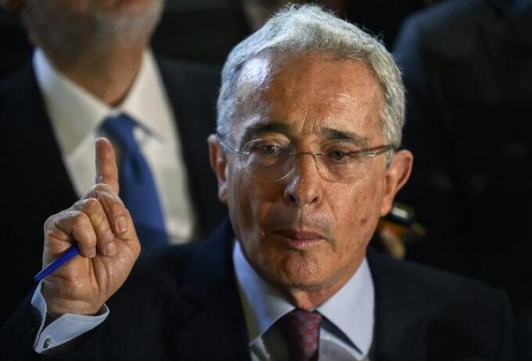 Exsenador Álvaro Uribe Vélez.