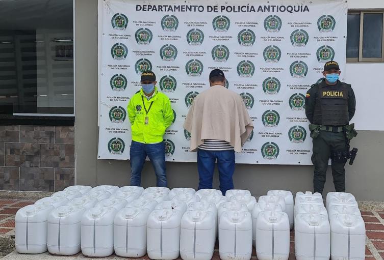 Incautaron más de dos toneladas de ácido sulfúrico en Antioquia para la fabricación de cocaína