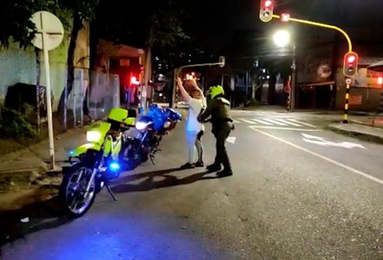 Referencia toque de queda en Medellín.
