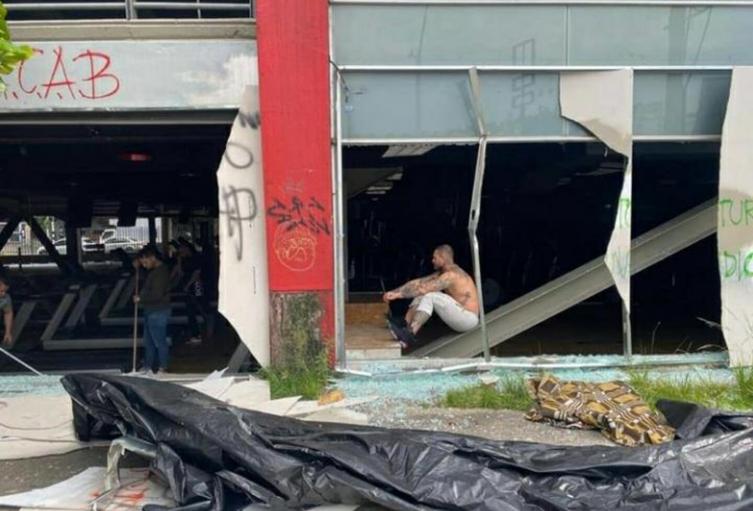 Así quedó un gimnasio en la Avenida Colombia en Medellín. 