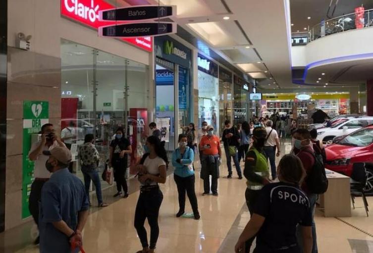 Sector salud pide replantear reapertura de comercio ante colapso del sistema